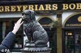 Eine Statue zu seinen Ehren steht jetzt gegenüber dem Greyfriars Kirkyard und wird jedes Jahr von Millionen von Touristen besucht