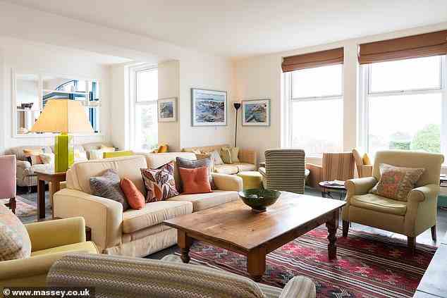 Sofas und Sessel im Hotel sind mit Stoffen von William Yeoward und Mulberry bezogen und die Atmosphäre ist warm und freundlich