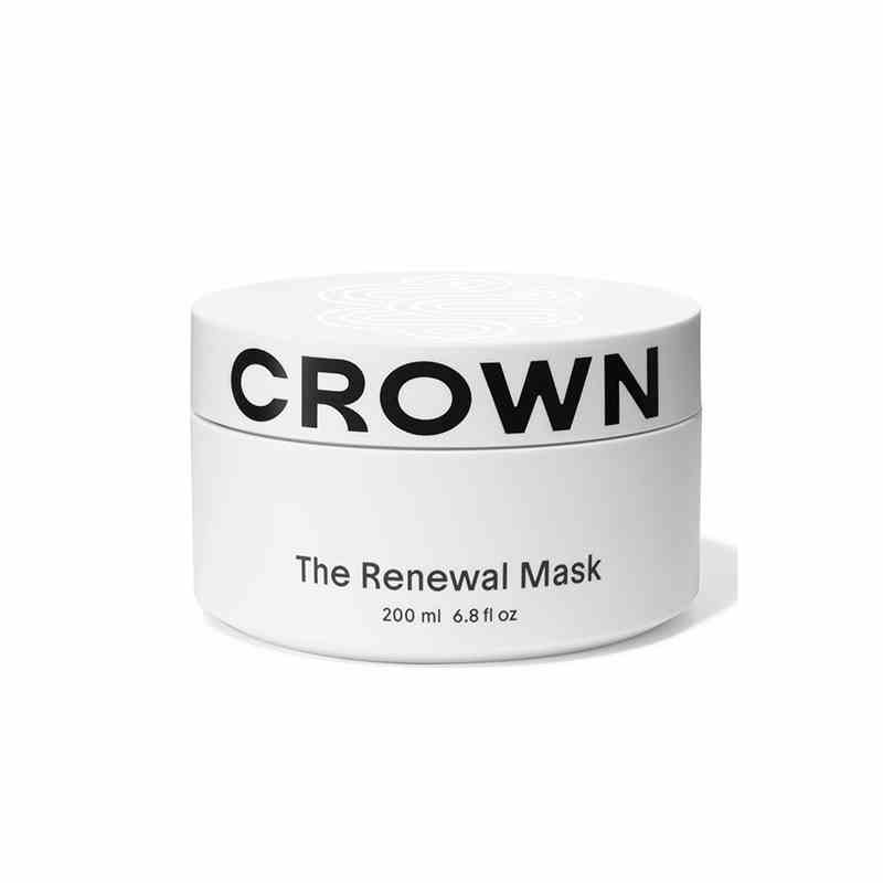 Ein weißes Glas der Crown Affair The Renewal Mask auf weißem Hintergrund