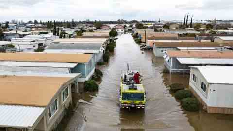 Rettungskräfte helfen am Dienstag gestrandeten Bewohnern in Merced, Kalifornien.