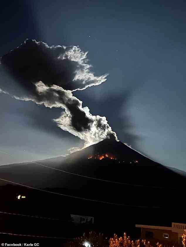 Karla García sagte gegenüber DailyMail.com, dass sie und ihr Freund die Fotografie als Hobby aufgenommen haben, seit sie zusammen in Atlixco, Puebla, zusammengezogen sind.  Ihr Zuhause liegt in der Nähe des aktiven Vulkans Popocatépetl.  Das Paar nutzt Eruptionen, um Fotos und Videos zu machen