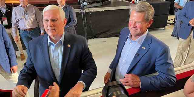 Der frühere Vizepräsident Mike Pence und der republikanische Gouverneur Brian Kemp aus Georgia geben Unterstützern die Hand, nachdem Pence am 23. Mai 2022 in Cobb County, Georgia, eine Vorabendkundgebung für Kemp leitete. 