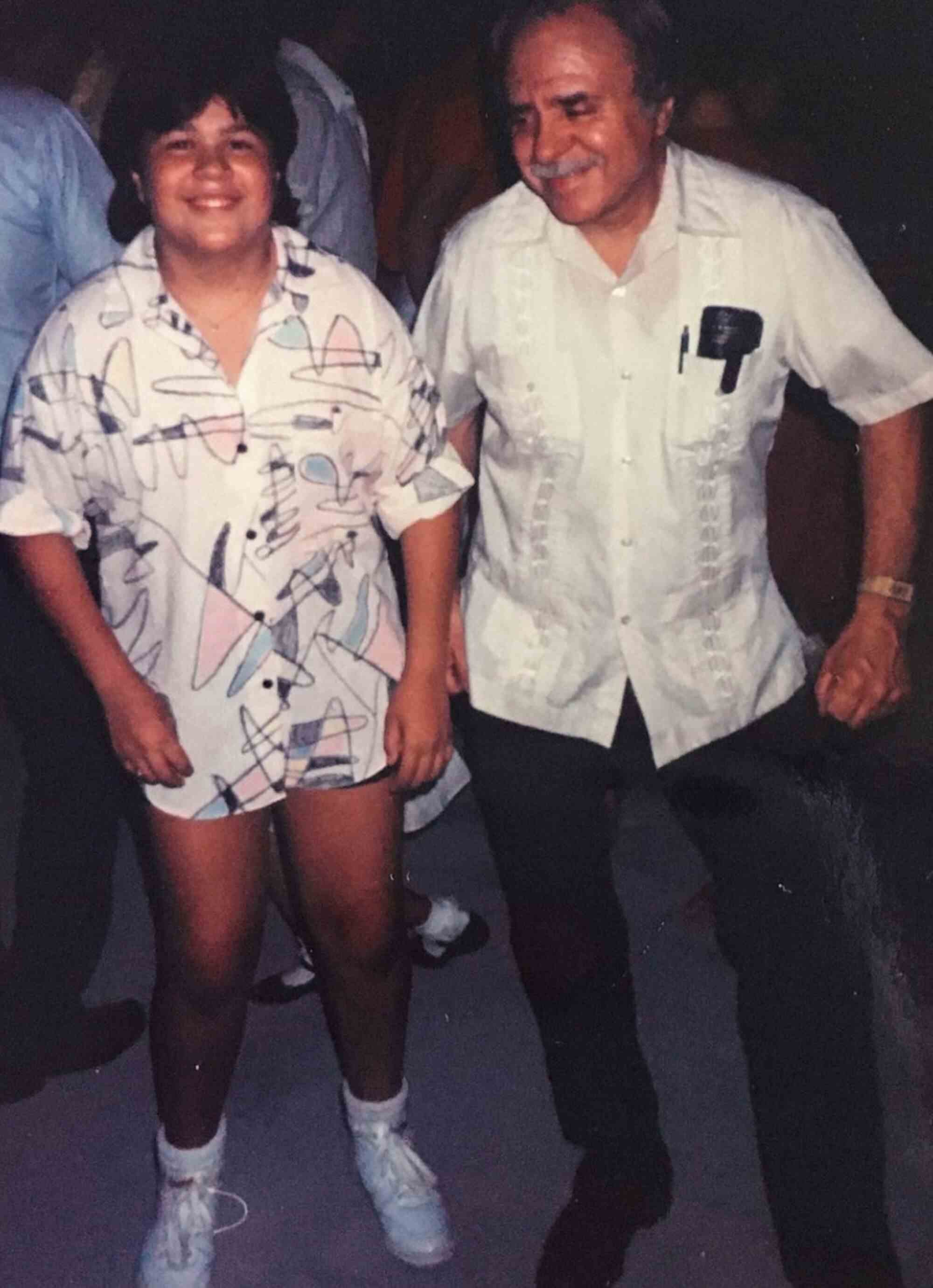 Ein Mädchen, links, und ihr Großvater tanzen 