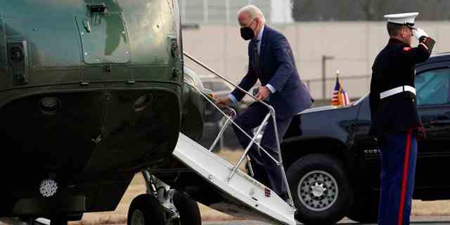 Präsident Joe Biden steigt am Mittwoch, den 11. Januar 2023, im Walter Reed National Military Medical Center in Bethesda, MD, in Marine One ein, nachdem sich First Lady Jill Biden einem medizinischen Eingriff unterzogen hatte.