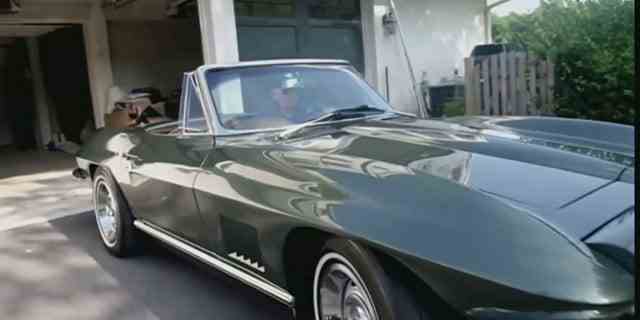 Joe Biden fährt seine Corvette in einem Kampagnenvideo, das am 5. August 2020 veröffentlicht wurde, rückwärts in eine Garage.