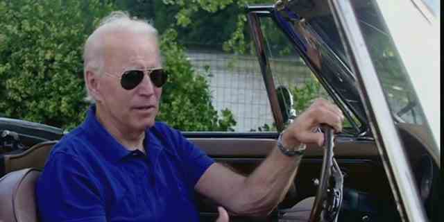 Joe Biden sitzt in seiner Corvette in einem Kampagnenvideo, das am 5. August 2020 veröffentlicht wurde.