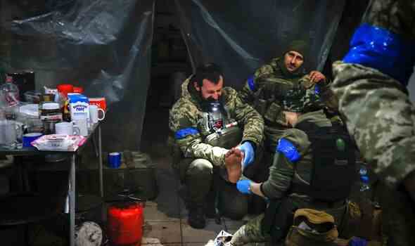 Ukrainische Soldaten leisten Erste Hilfe an einem verwundeten Soldaten in einem Tierheim in Soledar