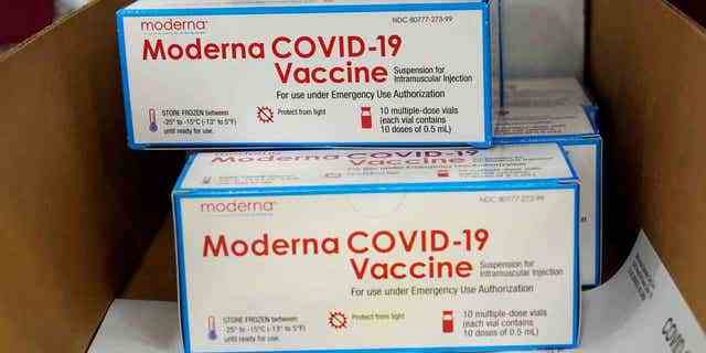 Kisten mit dem COVID-19-Impfstoff von Moderna werden für den Versand in einem Vertriebszentrum in Olive Branch, Mississippi, USA, am 20. Dezember 2020 vorbereitet.