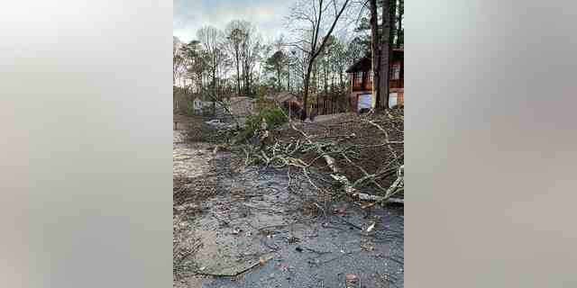 Die Feuerwehr- und Rettungsdienste von Cobb County reagierten, nachdem ein Tornado am 12. Januar 2023 mehrere Häuser beschädigt hatte.