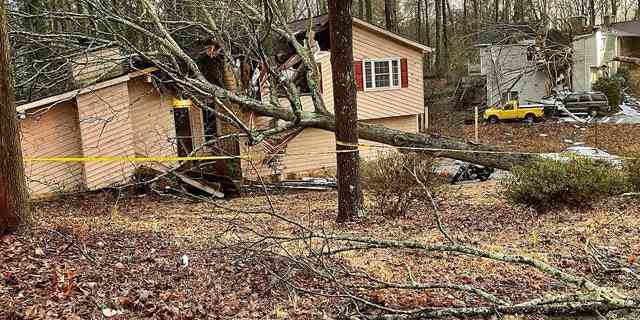 Die Feuerwehr- und Rettungsdienste von Cobb County reagierten am 12. Januar 2023 auf mehrere Anrufe nach Stromleitungen, Bäumen auf der Fahrbahn und Bäumen auf Häusern.