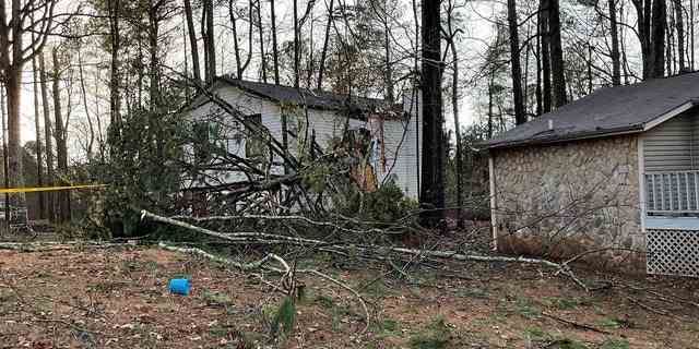 Die Feuerwehr- und Rettungsdienste von Cobb County sagten, am 12. Januar 2023 seien mehrere Bäume auf Häuser und Straßen gefallen.