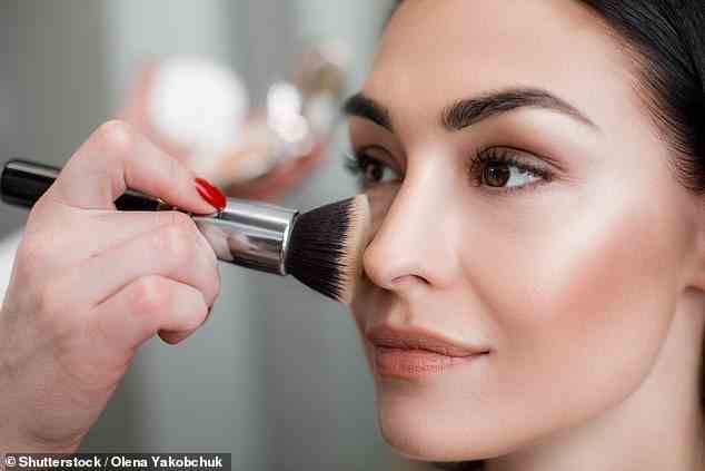Die neue Untersuchung ergab „Dutzende“ von Make-up-Produkten, die immer noch PFAS enthalten, von Wimperntusche über Lidschatten, Grundierung und Lippenstifte (Aktenfoto).
