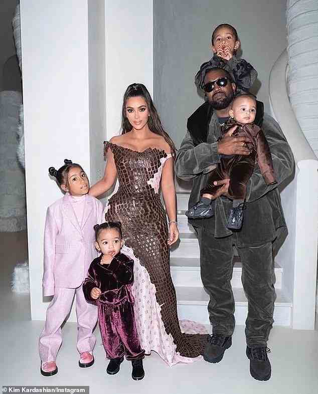 Kim Kardashian reichte im vergangenen Februar nach fast sieben Jahren Ehe die Scheidung ein.  Das ehemalige Paar teilt sich vier Kinder: North, neun, Saint, sieben, Chicago, vier, und Psalm, drei