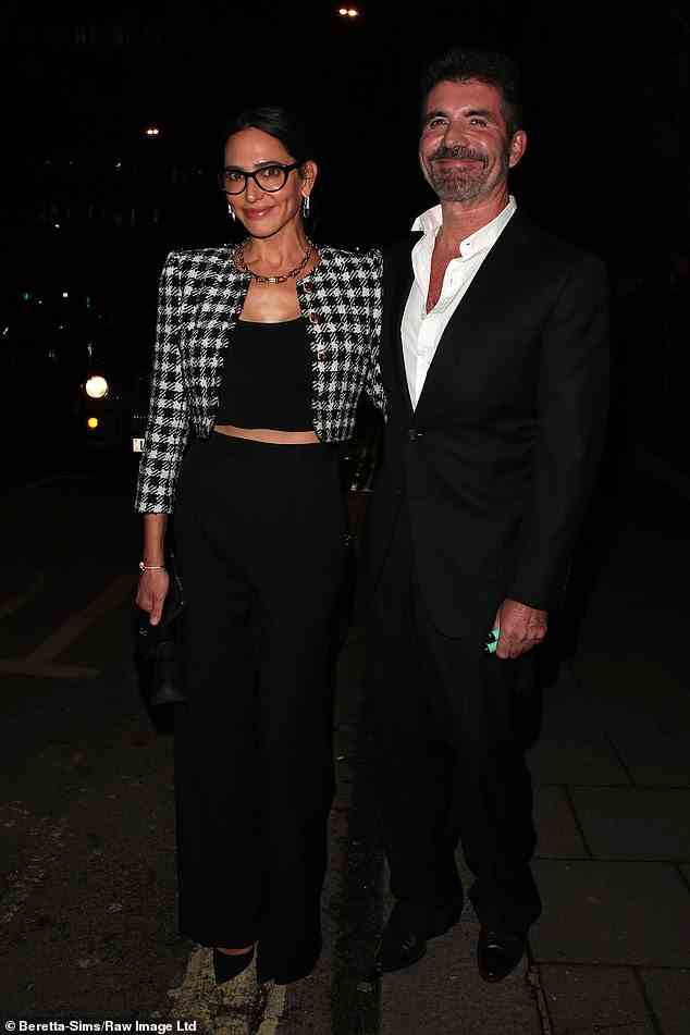 Verliebt: Simon hat sich für seinen Abend mit Lauren, 45, gekleidet, um zu beeindrucken, und trägt einen eleganten schwarzen Blazer mit passender Hose und einem weißen Hemd, das aufgeknöpft getragen wird