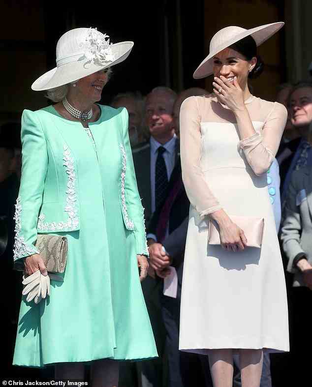 Prinz Harry sagte, er habe Meghan gesagt, sie solle nicht vor seiner Stiefmutter knicksen, als sie sich Ende 2016 zum ersten Mal im Clarence House trafen, da dies nicht „angemessen“ wäre.  Die Frauen abgebildet im Mai 2018