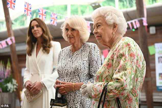 Prinz Harry behauptet auch, die Gemahlin des Königs und der Königin habe der Prinzessin von Wales vorgeschlagen, ihren Namen in Katherine zu ändern, um zu vermeiden, dass es in der Familie einen anderen Namen gibt, der mit „C“ beginnt