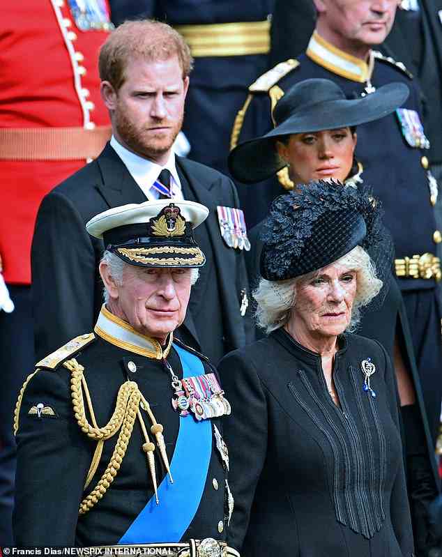 Der Herzog und die Herzogin von Sussex sowie die Gemahlin des Königs und der Königin bei der Beerdigung der Königin im September 2022