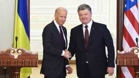 Der ukrainische Präsident Petro Poroschenko (R) und US-Vizepräsident Joe Biden (L) geben sich während einer Pressekonferenz in Kiew, Ukraine, am 16. Januar 2017 die Hand.