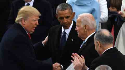 Präsident Donald Trump (L) schüttelt nach seiner Vereidigung als Präsident dem ehemaligen US-Präsidenten Barack Obama (C) und dem ehemaligen Vizepräsidenten Joe Biden die Hand. 