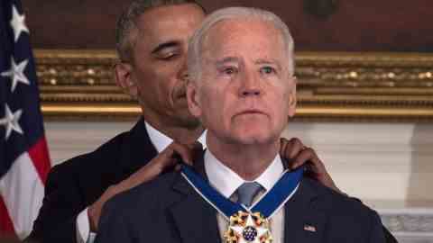 Präsident Barack Obama verleiht Vizepräsident Joe Biden am 12. Januar 2017 im Weißen Haus in Washington, DC, die Presidential Medal of Freedom. 