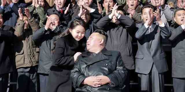 Der nordkoreanische Führer Kim Jong Un (Mitte) und seine Tochter posieren mit Wissenschaftlern und Arbeitern für ein Foto nach dem Start einer angeblich interkontinentalen ballistischen Hwasong-17-Rakete an einem unbekannten Ort in Nordkorea. 