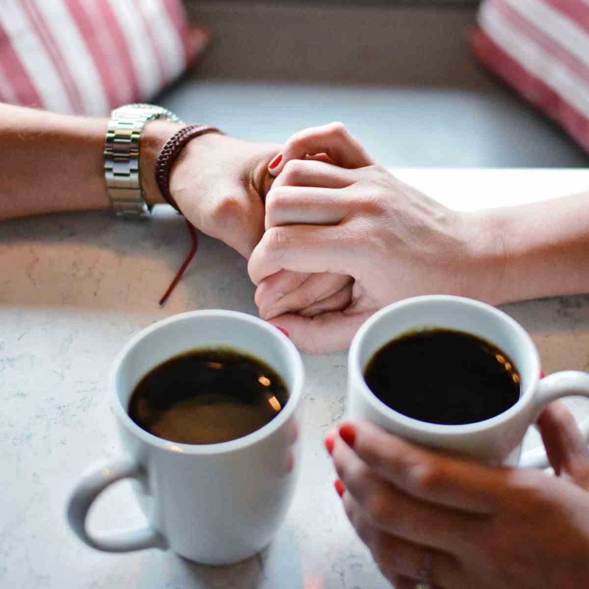 zwei hände halten, mit tassen kaffee