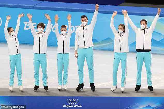 Valieva (ganz links) gewann Team-Eiskunstlauf-Gold am Tag, bevor ihr positiver Test bekannt wurde