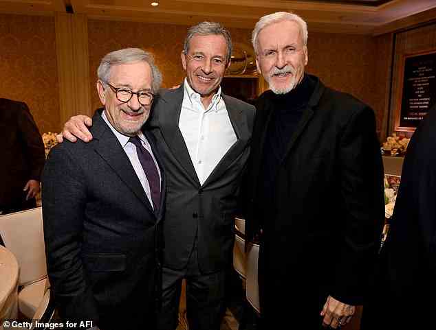 Legendäre Regisseure: Spielberg posierte auch mit seinem Kollegen James Cameron, der bei dem sehr beliebten Avatar: The Way of Water Regie führte, der im Dezember herauskam (von links nach rechts: Spielberg, Bob Iger, Cameron).