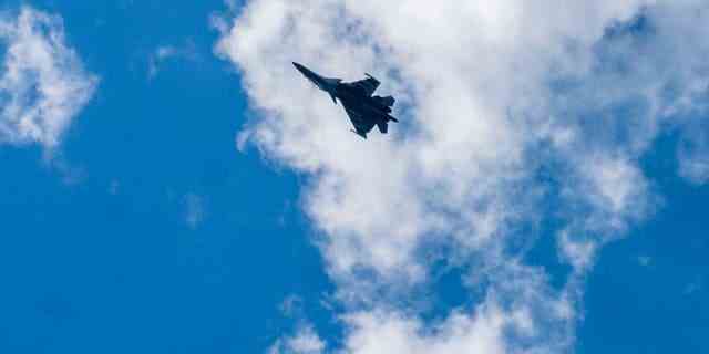 Ein indisches Kampfflugzeug fliegt am 19. Juni 2020 in Gagangir, Indien, in Richtung Leh, das an China grenzt.