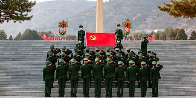 Soldaten der örtlichen bewaffneten Volkspolizei erweisen einem der vier Soldaten, die während eines Grenzkonflikts mit Indien im Juni 2020 starben, auf einem Märtyrerfriedhof in Lanzhou, Provinz Gansu in China, am 24. Februar 2021 ihre Ehrerbietung.