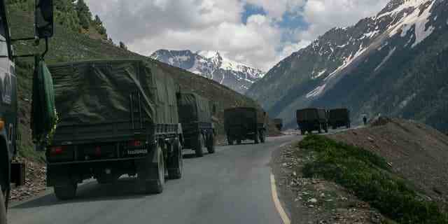 Ein indischer Armeekonvoi mit Verstärkungen und Vorräten reist am 13. Juni 2021 durch Zoji La, einen Hochgebirgspass an der Grenze zu China, in Ladakh, Indien, nach Leh.