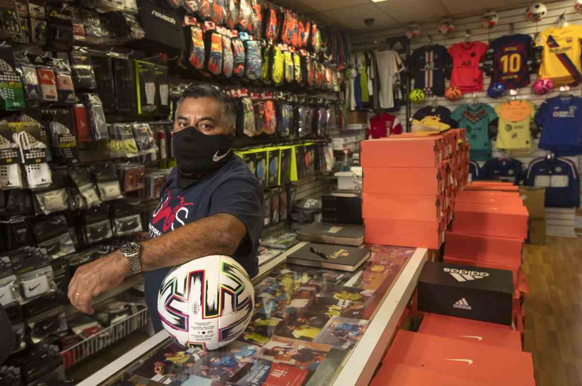 Carlos Marroquin steht in Planet Soccer, seinem Laden in Newhall.