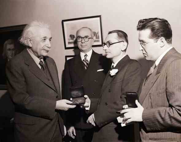 Albert Einstein überreicht Gödel einen Preis