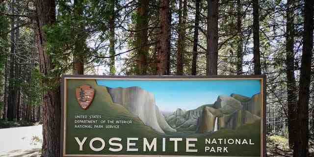 8. Oktober 2018, Yosemite - Kalifornien, Vereinigte Staaten: Schild am Eingang des Yosemite National Park von Big Oak Flat Road CA-120