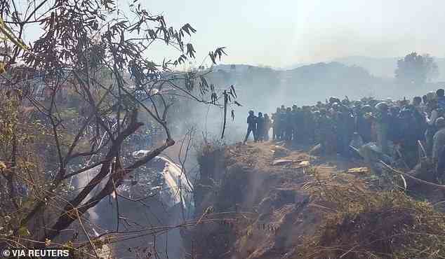 Menschenmassen versammeln sich an der Absturzstelle eines Flugzeugs mit 72 Menschen in Pokhara im Westen Nepals