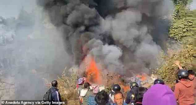 Hunderte Schaulustige eilten zur Absturzstelle, wo die Überreste des Flugzeugs in Flammen aufgingen