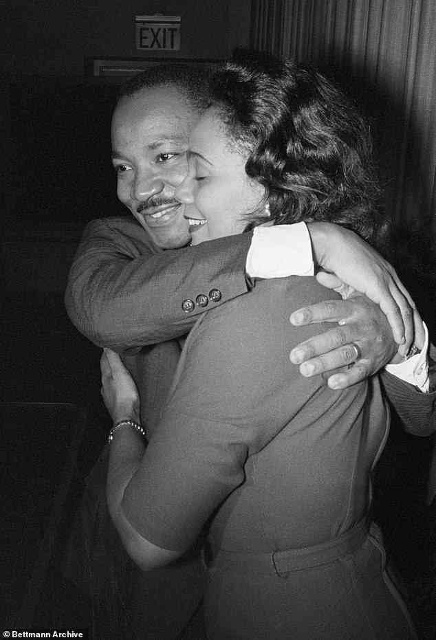 Das 20 Fuß hohe Stück „The Embrace“ zeigt die berühmte Umarmung zwischen den beiden Bürgerrechtlern, nachdem MLK Jr. erfuhr, dass er 1964 den Friedensnobelpreis gewonnen hatte