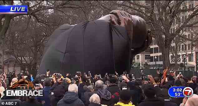 Einwohner Bostons versammelten sich, um der Enthüllung der Skulptur beizuwohnen, die 9,5 Millionen Dollar kostete
