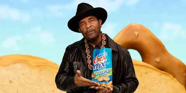Der Rapper hat sich mit Chex Mix zusammengetan, um die Rückkehr des Bagel-Chips in der beliebten Snack-Packung anzukündigen.