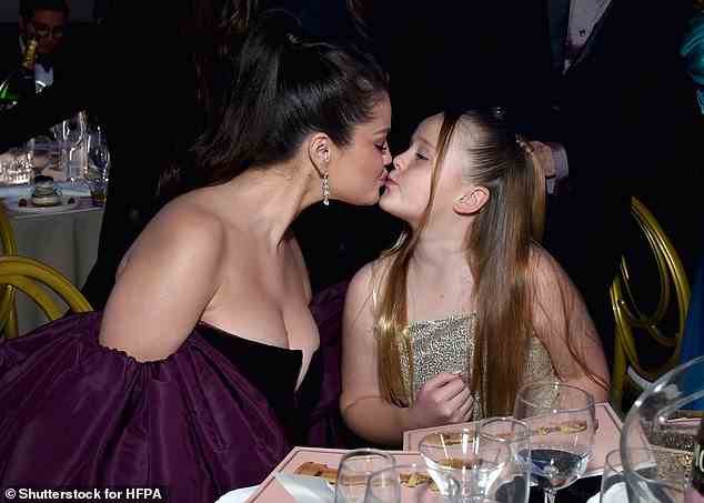 Süß: Selena hat ihre jüngere Schwester Gracie am Dienstag bei den Golden Globes süß geküsst, nachdem sie den Gong als beste TV-Schauspielerin in der Musical-/Comedy-Serie verpasst hatte