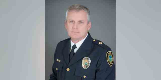 Stellvertretender Chef James "Jim" Baumstark begann am 9. November 2015 beim Asheville Police Department (APD). Vor seiner Ankunft war er mehr als 26 Jahre beim Fairfax County Police Department (FCDP) in Fairfax, Virginia, tätig.