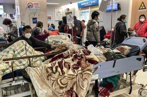 Covid-Patienten füllen die Hallen einer Klinik in Shanghai