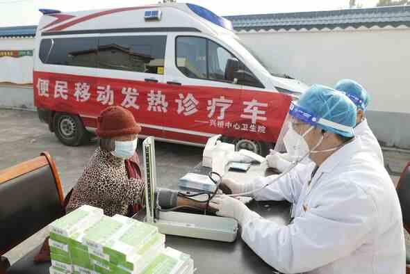 Ärzte an der Basis betreuen Dorfbewohner in Jiangxi