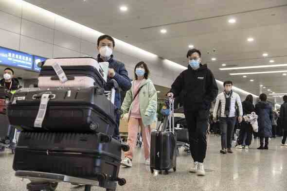 Reisende am internationalen Flughafen Pudong in China