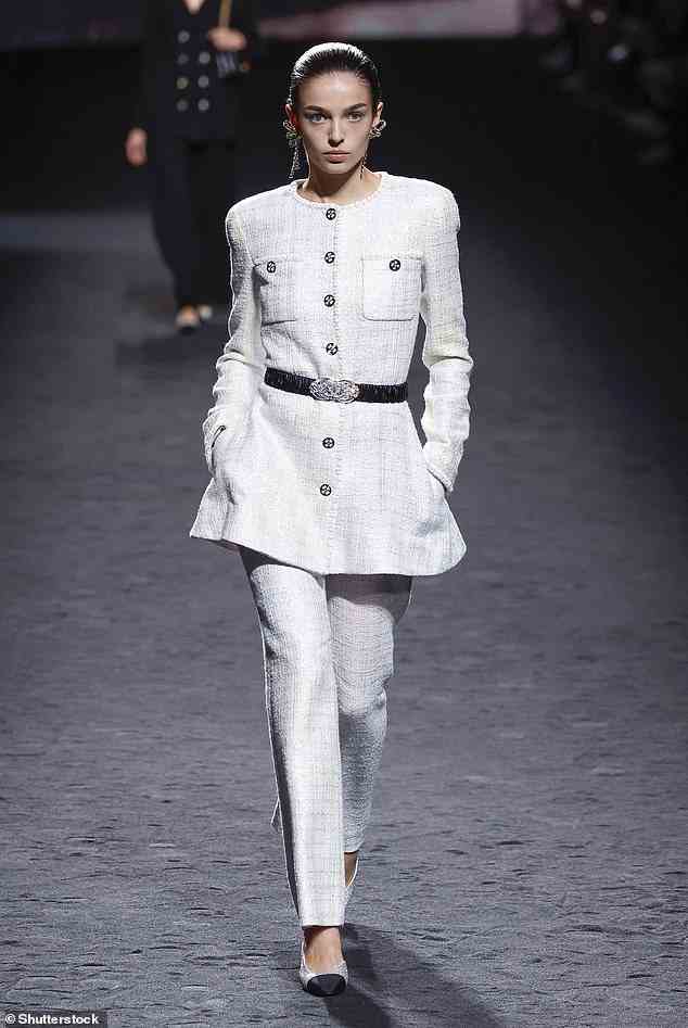 Ab sofort ist die Schuhform, die Ihre Hosen (jede Hose, solange sie nicht eng ist) so aussehen lässt, als hätten Sie sie gestern gekauft, ein niedriger Slingback mit Kitten-Heel-Absatz.  Im Bild: Model auf dem Laufsteg der Chanel-Show auf der Paris Fashion Weekm, Frühjahr/Sommer 2023