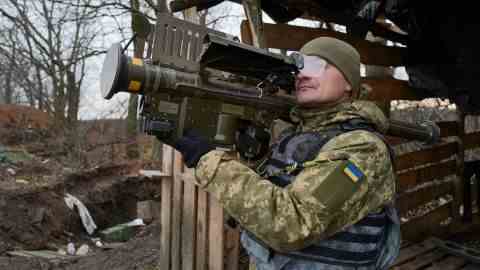 Ukrainische Soldaten sind mit einem in den USA hergestellten Stinger MANPAD (man-portable air-defence system) an der Front in Bakhmut, Ukraine, in Bereitschaft 