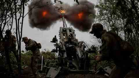 Ukrainische Militärangehörige feuern eine Granate aus einer M777-Haubitze an einer Frontlinie ab, während Russlands Angriff auf die Ukraine weitergeht.