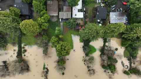 Hochwasser aus dem Russian River nähert sich am Sonntag nach einer Reihe von Winterstürmen in Guerneville, Kalifornien, den Häusern.