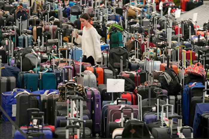 Eine Frau geht bei der Gepäckausgabe von Southwest Airlines in Salt Lake City durch nicht abgeholte Taschen 
