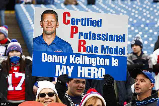 Ein Fan hält während des Trainings vor einem NFL-Spiel am 8. Januar ein Schild mit Denny Kellington, dem Trainer der Buffalo Bills